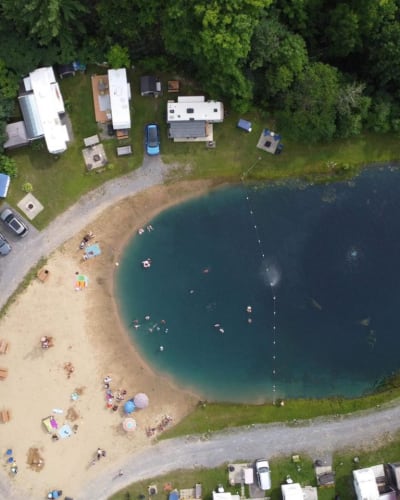 Camping Sol Air - Aerial view of the campsite, with a body of water