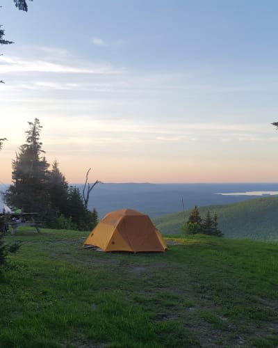 Camping in Brome-Missisquoi : mountain-top tent