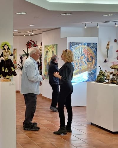 Centre d'action culturelle de la MRC Papineau - Individuals standing in a room full of art