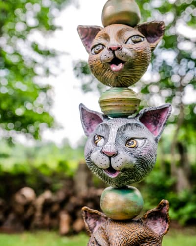 Centre d’Art Rozynski - Une sculpture extérieure présente une pile de têtes de chats séparées par des sphères