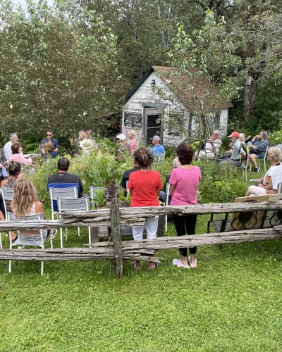 Centre de création et de diffusion de Malvina - Groupe de personnes dans la nature