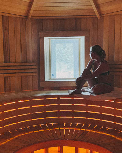 Femme dans le sauna du Centre de vie.