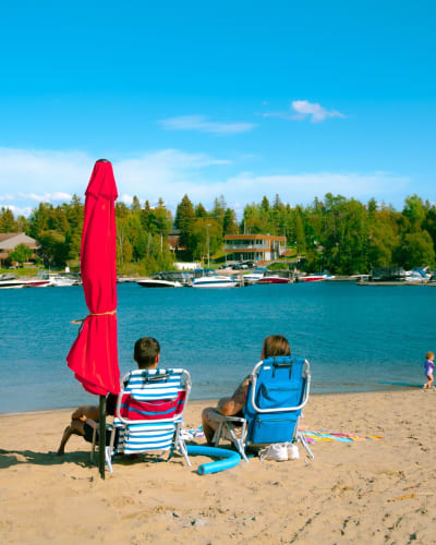 Dam-en-Terre Resort - Two people sitting on chairs on the beach