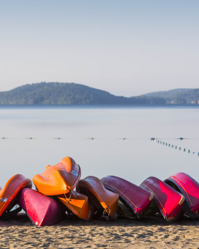 Centre touristique du Lac-Simon - Canoes on the beach