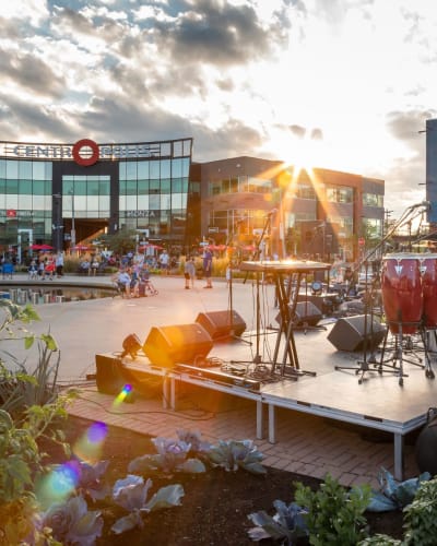 Une petite scène de concert en plein air, entouré du centre commercial Centropolis.