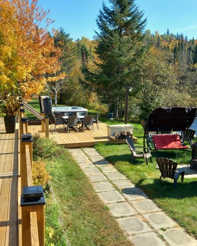 Chalet Castello & Spa - Backyard with terrace and hot tubs