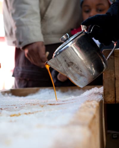 Tire d'érable sur neige au Chalet des Érables.