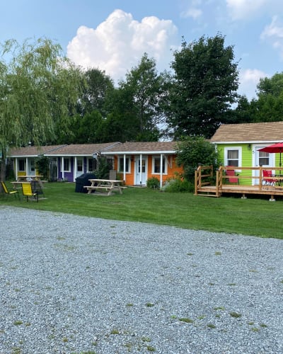 Les petits chalets colorés de Chalets de la Baie.