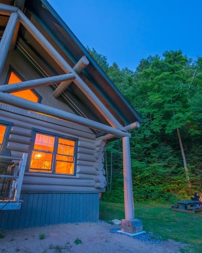 Chalet en soirée à la Réserve faunique de Papineau-Labelle.