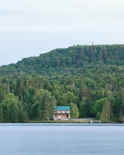 Waterfront cabin at the Réserve faunique de Portneuf.
