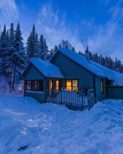Chalet de la Réserve faunique de Portneuf en hiver.