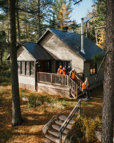 Quatre chasseur à un chalet de la Réserve faunique Mastigouche.