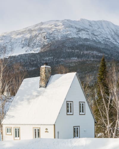 A cabin at Gîte du Mont-Albert in winter.