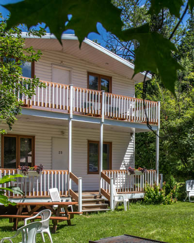 Chalets Lac-Beauport - Chalet Le Villageois in summer.