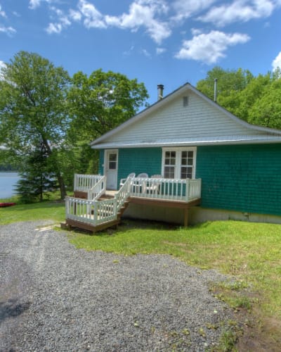 Chalet en bord de l'eau au Parc national de Frontenac.