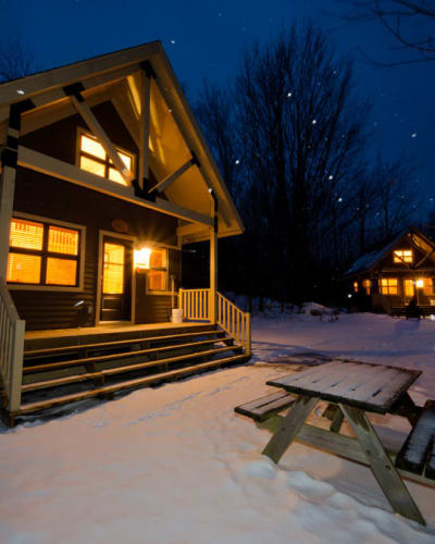 Deux chalets au Parc national de la Yamaska, en hiver.
