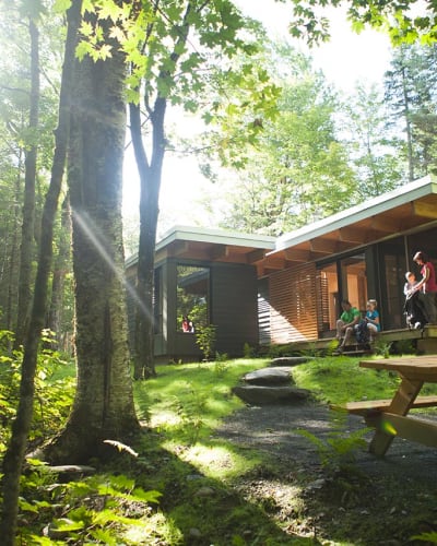 Une famille à un chalet du Parc national du Mont-Mégantic.