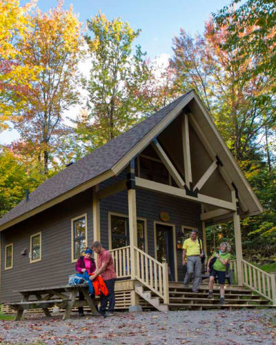 Chalet au Parc national du Mont-Orford, en automne.