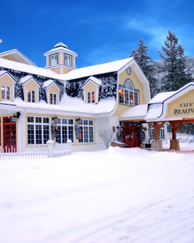 Extérieur de l'hôtel Château Beauvallon en hiver.