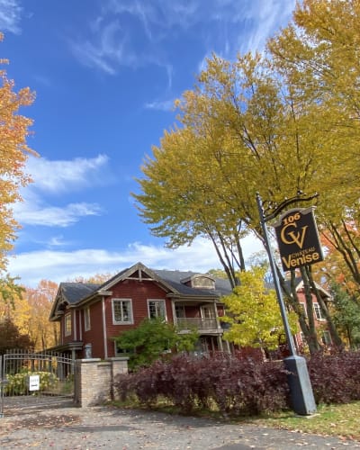 Château Venise - Exterior of the cottage in autumn