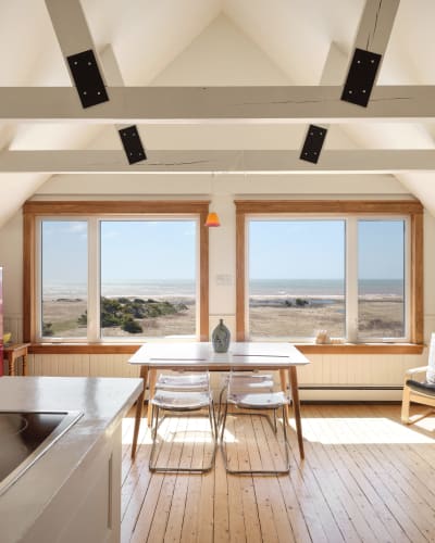 Chez Yvon à Corinne - Small dining room with a view of the beach