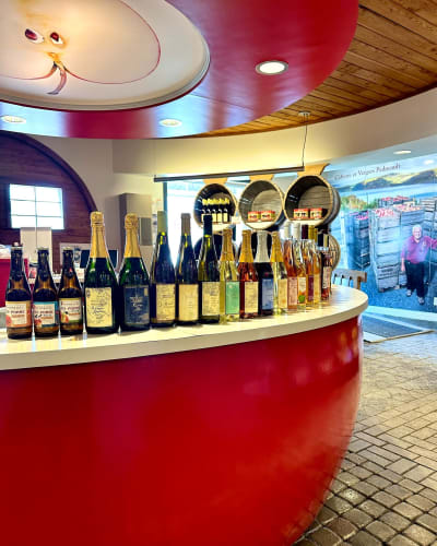 Comptoir et étalage de cidres. 