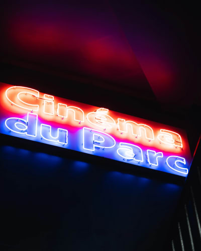 Enseigne illuminée du Cinéma du Parc.