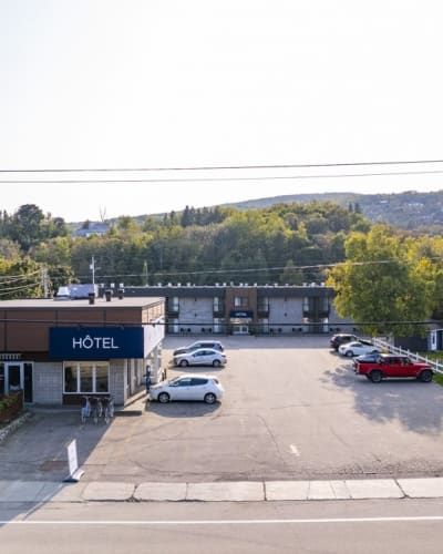 Exterior view of the Clarion Pointe La Malbaie hotel.