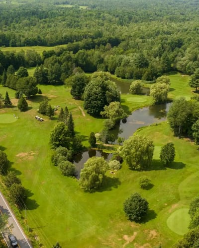 Vue aérienne du terrain de golf de Les Cèdres Golf et Plein Air.