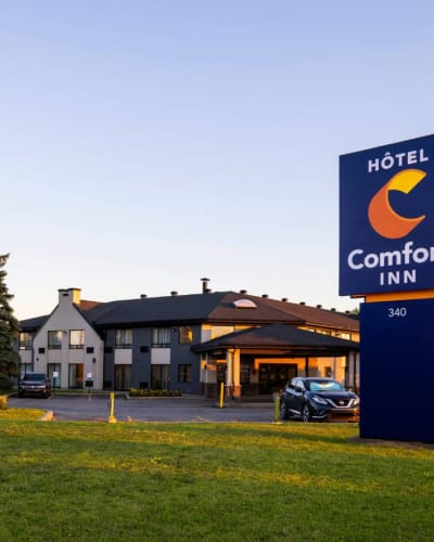 The Comfort Inn Montreal Airport, as seen from the outside.