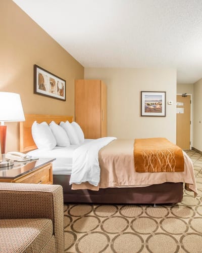 Guest room at Comfort Inn Rimouski.