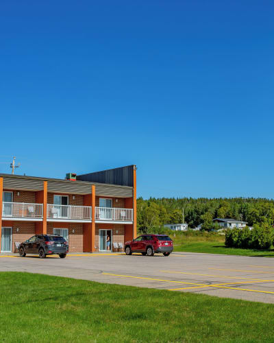 Exterior of the Complexe Hôtelier Escoumins in summer.