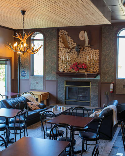 Bar at the Complexe Hôtelier Escoumins.