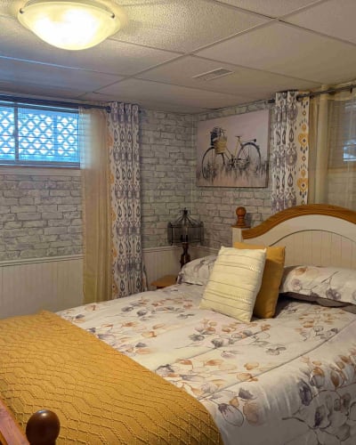 Couette & Café, chez GeGe inc. - Petite chambre avec un lit