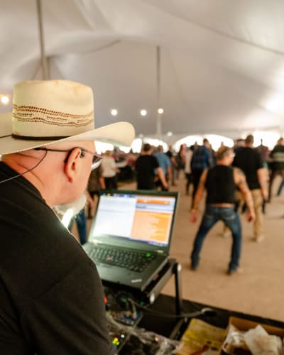 Danse en ligne au Festival CountryFest de Saint-Pierre-Baptiste.