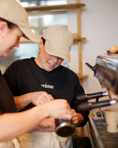 Deux employés au Crème Boulangerie Pâtisserie.