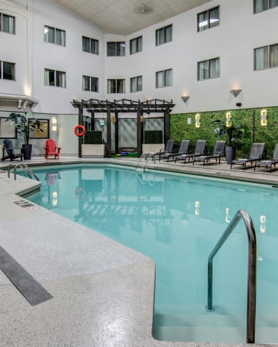 Piscine intérieure de l'Hôtel Château Roberval.
