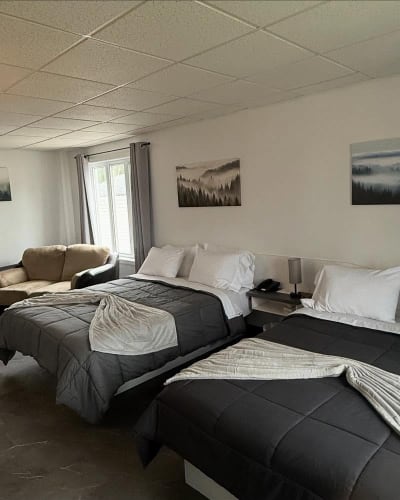 Chambre de l'Auberge Saint-Félicien.