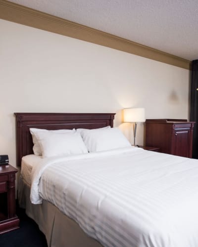 Chambre 1 lit queen au Centre Hôtelier Deville.