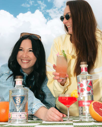 Deux femmes boivant un cocktail.