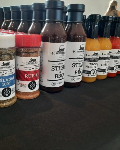 Épices et sauces piquantes sur une table.