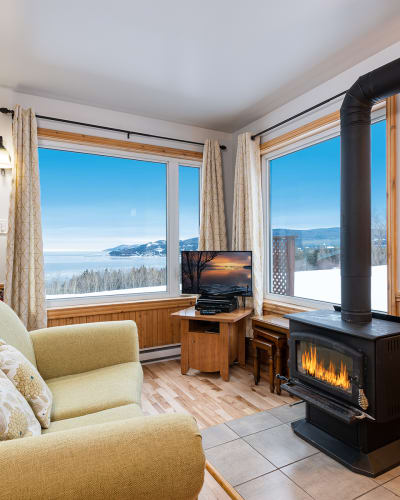 A room with a fireplace in one of the cottages at Domaine Frais Air.
