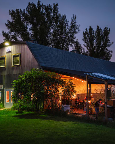 Domaine Ives Hill - A building with a terrace lit up in the evening