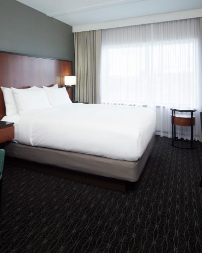 DoubleTree by Hilton Aéroport de Montréal - Room with one bed