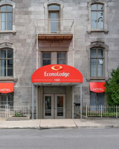 Extérieur de l'hôtel Econo Lodge Montréal.