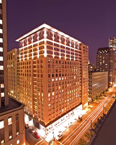 Embassy Suites by Hilton Montreal - Extérieur illuminé de l'hôtel la nuit