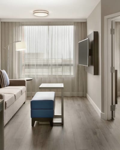 Embassy Suites by Hilton Montreal Airport - Small lounge area