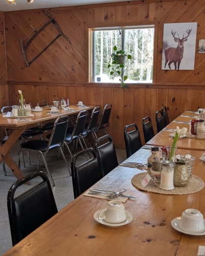 Interior of Cabane à sucre Domaine du Cerf.