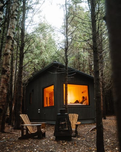 Une cabine ÈST Éco-cabines l'été.