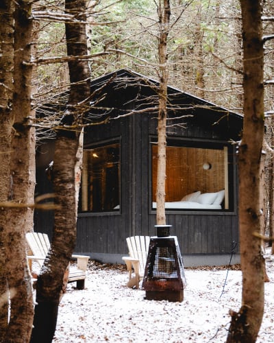 Une cabine ÈST Éco-cabines l'hiver.